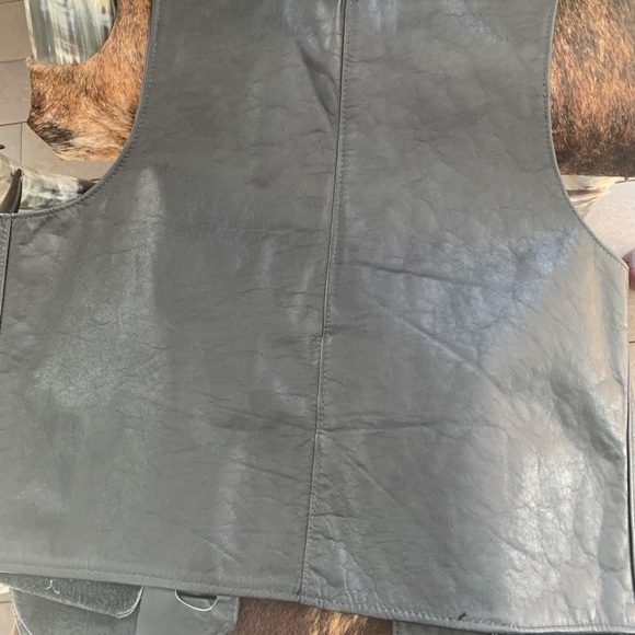 Add edge to your style with real this buffalo head nickel buttoned leather vest - Picture 5 of 6